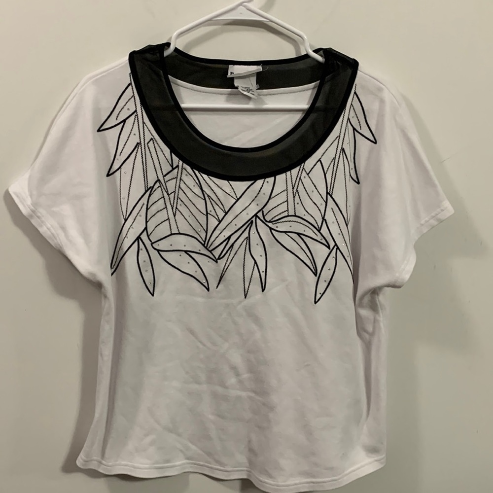Bon Worth White & Bkack pullover with netted collar Size MP good condition